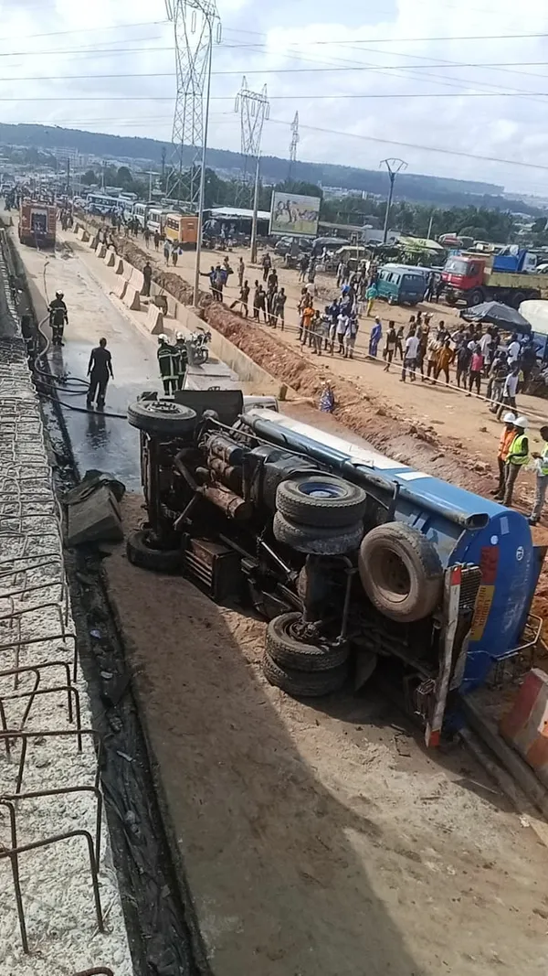 Accident de circulation à Abidjan ce vendredi : camion citerne de 15.000 litres de gasoil se renverse à N’Dotré