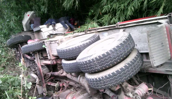 Grave à accident sur la route à Bouaflé : Un camion-remorque perd le contrôle, un mort et un blessé
