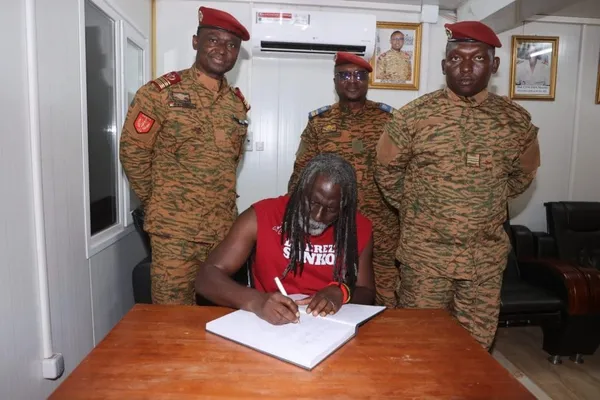 Burkina Faso : Tiken Jah Fakoly rend visite aux soldats et VDP blessés