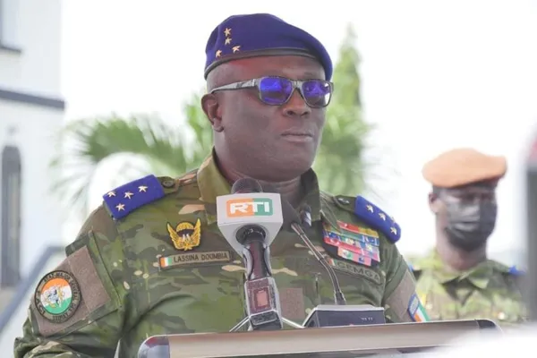 Côte d’Ivoire : cérémonie d’adieu aux armes pour deux généraux admis à la retraite, en images
