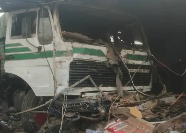 Terrible accident de la route à Bouaké : un camion s’écrase sur des magasins, 4 morts