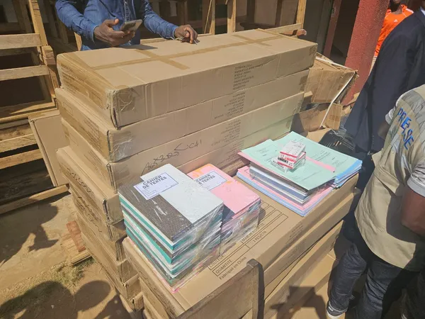Bacongo offre du matériel scolaire à l’école Cha-Hélène après sa démolition