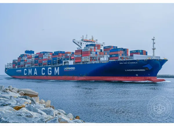 Port d’Abidjan : le CMA CGM Scandola, 1er porte-conteneurs au GNL, accoste à Abidjan
