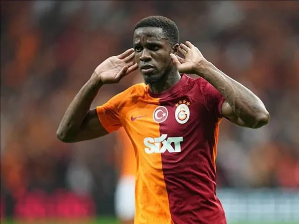 Écarté à Galatasaray, Zaha réagit : « Je ne peux pas m’empêcher de rire de ce manque de respect »