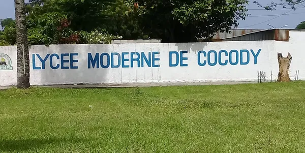 Lycée Moderne de Cocody : Un élève frappe violemment son enseignante, les enseignants en grève