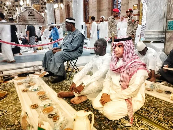 Adama Bictogo accomplit le rituel de la Omra