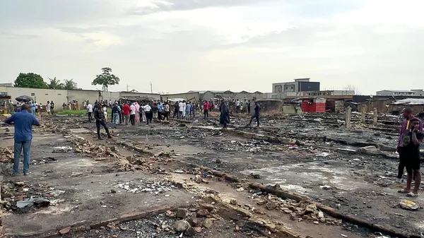 Plus de 200 habitations ravagées par un incendie à Belleville : la mairie d’Abobo sur les lieux du drame