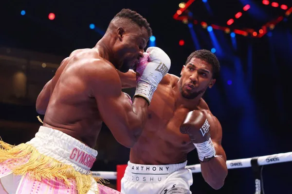 KO Foudroyant ! Joshua terrasse Ngannou en deux rounds