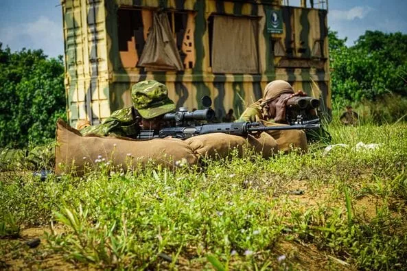 Exercice militaire forces spéciales françaises et ivoiriennes : maîtrise du tir de précision à Jacqueville