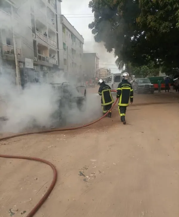 Un véhicule en feu à Cocody Riviera Palmeraie ce mardi