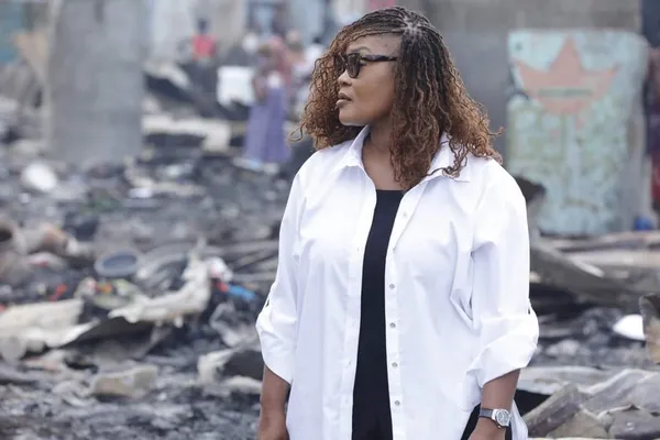 La ministre Myss Belmonde Dogo dans le village Abia-Gnambo à Petit-Bassam, suite à l'incendie tragique dans la nuit du 2 au 3