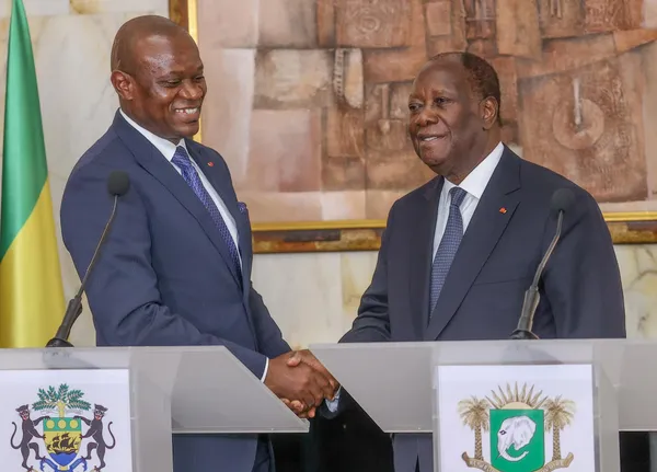 Le Président de la Transition gabonaise, le Général Brice Oligui Nguema et le Président Alassane Ouattara lors de sa visite