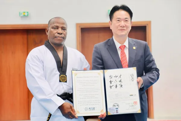 Le Général de Corps d'Armée Alexandre Apalo Touré reçoit sa ceinture noire 6ème DAN de taekwondo le 13 avril 2024