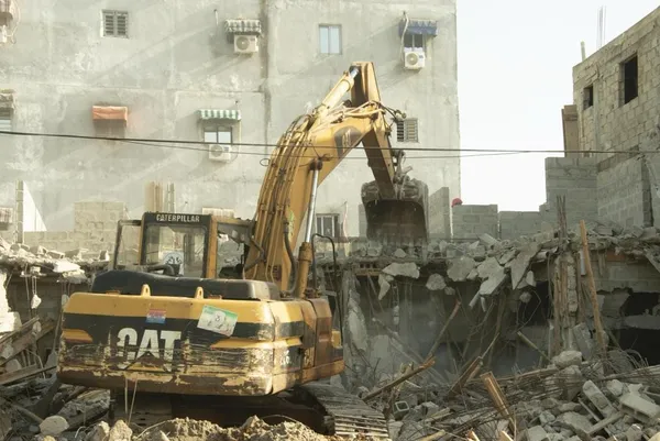 Démolition d'un bâtiment en chantier à Cocody