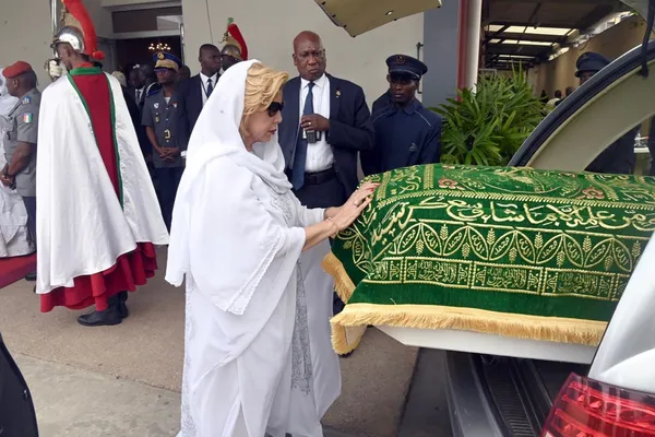 Dominique Ouattara lors de la levée de corps de Bintou Bamba Vamoussa le 26 avril 2024