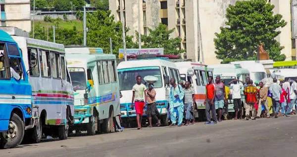 Gbakas, véhicule de transporte des personnes en Côte d'Ivoire
