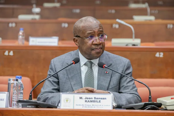 Sansan Kambilé, le Garde des Sceaux, Ministre de la Justice et des Droits de l'Homme lors de la présentation de loi sur l'ext