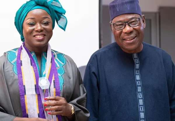 Yayi Boni remet l'Award catégorie politique à Fleur Aké M'Bo Esther