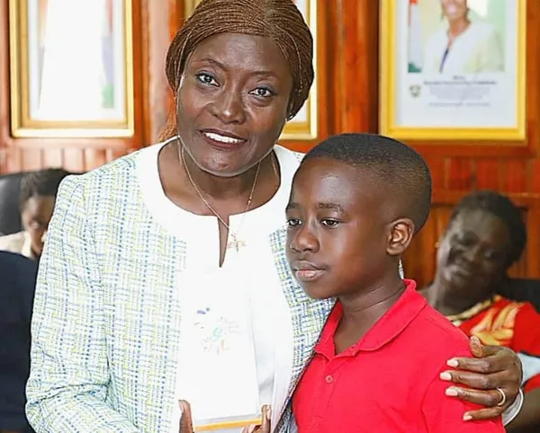 Mariatou Koné et le jeune élève Krecoum Loevan Niels Marie-Samuel, champion du monde de dictée le 23 mai 2024