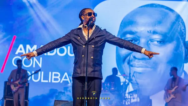 Soum Bill sur scène lors de son concert exceptionnel au Sofitel Hôtel Ivoire le 4 mai 2024
