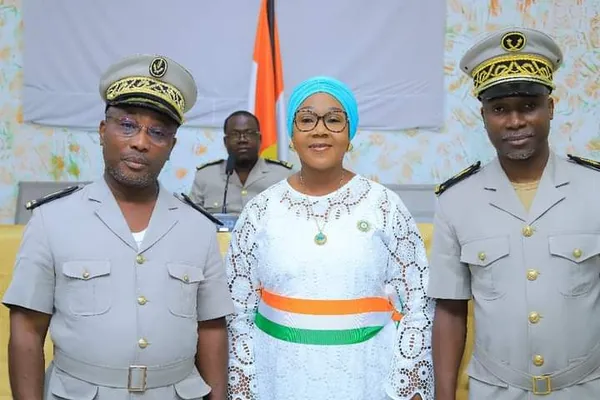 La Maire de la commune d'Anyama (au centre) entre le sous-préfet sortant, Kouakou Kouakou Michel (à gauche) et l'entrant, Syl