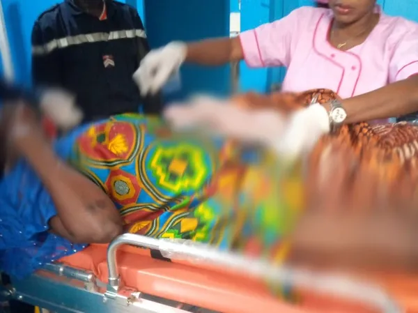 Une femme donne naissance à une fille dans un véhicule de secours des pompiers civils de Niakaramandougou