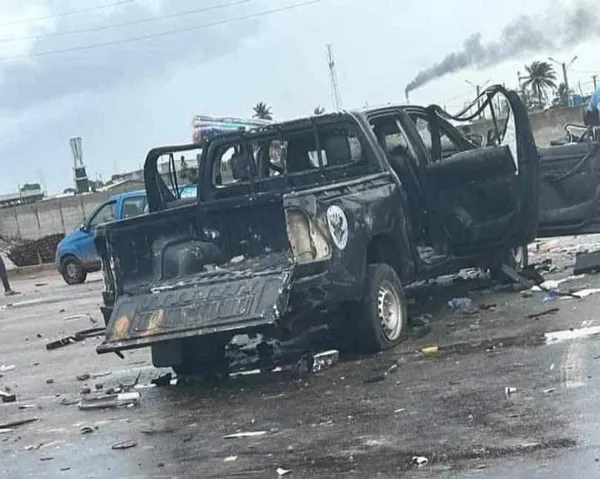 Un cargo de la Police nationale incendié à Port-bouet