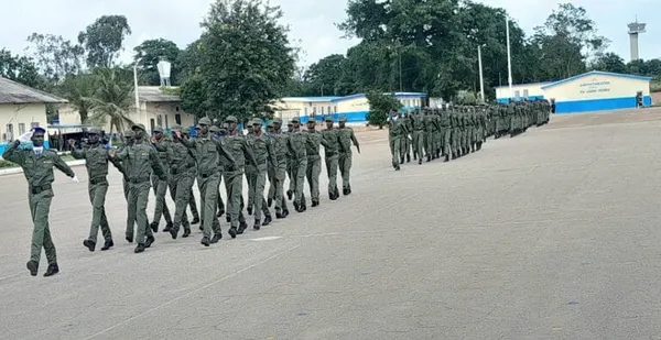 Défilé d'un échantillon des 1059 recrues spécialistes présentées au drapeau national