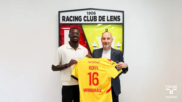Le portier burkinabé, Hervé Koffi lors de sa signature au Racing Club de Lens