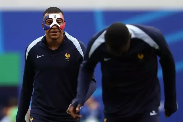 Kylian Mbappe porte un masque de protection lors de l'entraînement, le 20 juin 2024 à Leipzig