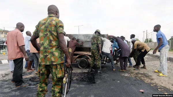 Des militaires nigérians sur les lieux d'un accident à Lagos, au Nigeria, le 23 octobre 2020