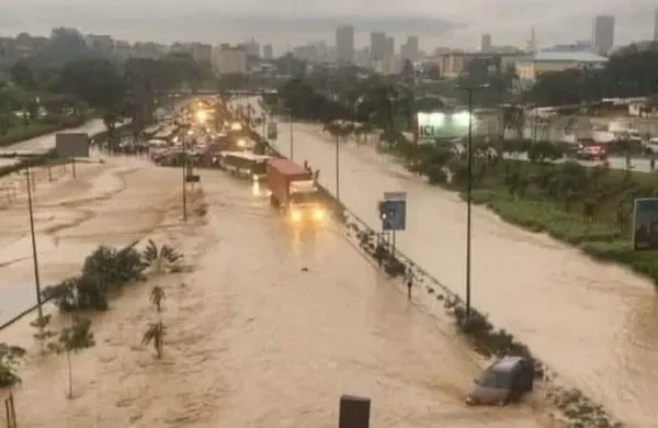 Inondations sur la voie express Adjamé - Yopougon le 22 juin 2022