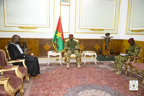 Échange entre Kemi Seba et Ibrahim Traoré à Ouagadougou