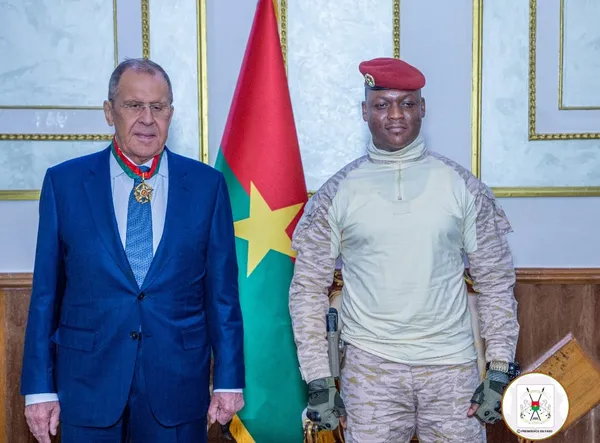 Le ministre russe Sergueï Lavrov et le Capitaine Ibrahim Traoré au Burkina le 5 juin 2024