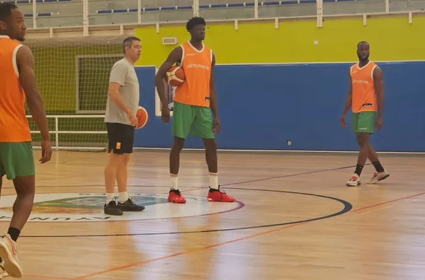 Mo Bamba, le pivot des Sixers de Philadelphie, avec ses coéquipiers de l'équipe nationale ivoirienne de basketball le 20 juin