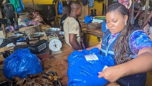 L’Inspectrice Diabaté Hassan lors de la saisie des kilogrammes de viandes à Cocody