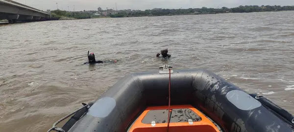 Un individu se jette dans la lagune le 23 juillet 2024
