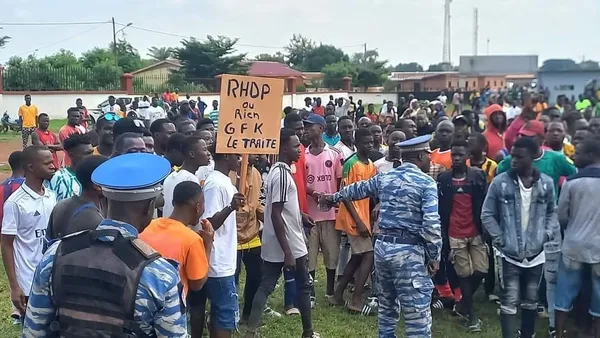 Des militants RHDP marchent sur la Mairie de Hiré pour exiger la démission de Gilbert Kacou Francis