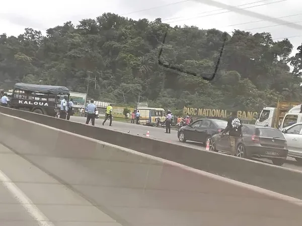 Collision entre un Gbaka et un cargo de la police au Banco