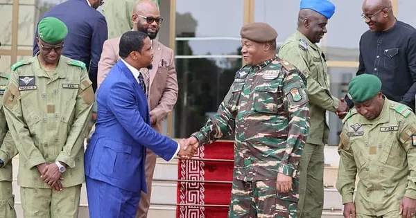 Eto'o lors d'une visite au Niger