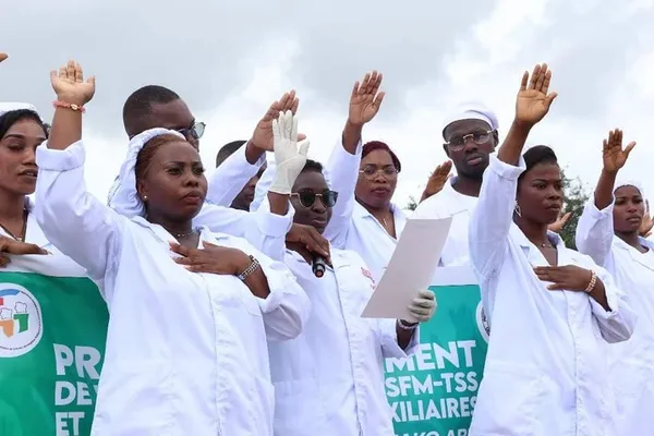 1829 infirmiers, sages-femmes et techniciens supérieurs en santé, issus de l'INFAS d'Abidjan prêtent serment