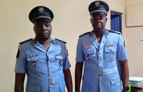 Kouakou Abel, nouveau Commissaire de séguéla et le sortant Kouadio N’guessan Noël (à droite de la photo)