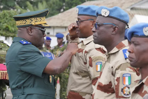 917 soldats de la paix décorés à Abidjan