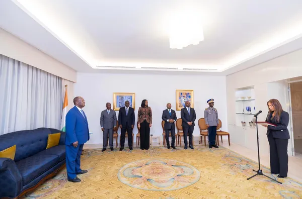 Cinq nouveaux ambassadeurs présentent leurs lettres au président Ouattara