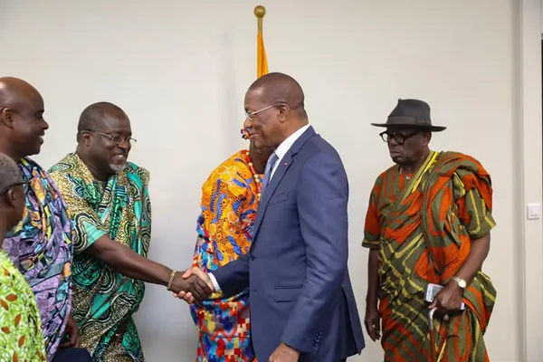 Le ministre Bruno Koné et la chefferie d'Akouédo le 26 septembre 2024