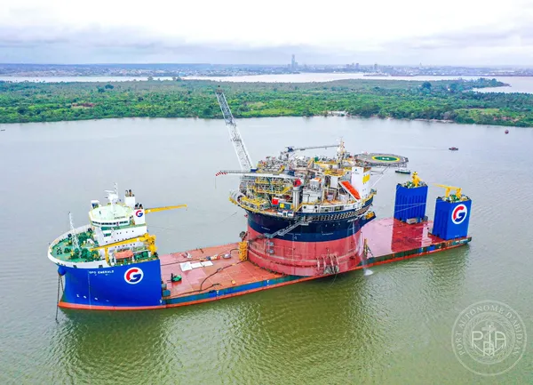 Gisement pétrolier Baleine, arrivée du "Petrojarl Kong" au port d'Abidjan