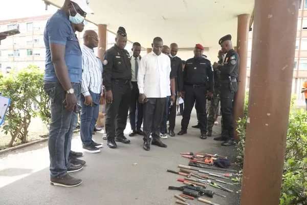 Sécurité campus Abidjan : le ministre Vagondo supervise le nettoyage des résidences universitaires, « la police restera »