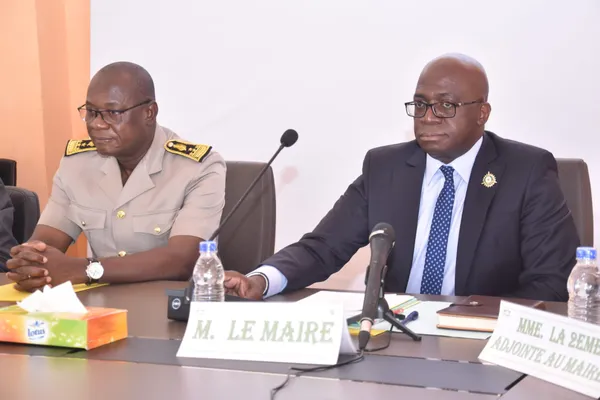 Le Préfet et le Maire de la ville d'Abengourou lors de la 3ᵉ session ordinaire du conseil municipal le 7 novembre 2024