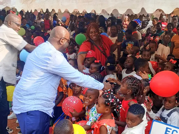 Le maire Patrick Adom transforme Abengourou en royaume de Noël : plus de 1000 enfants émerveillés
