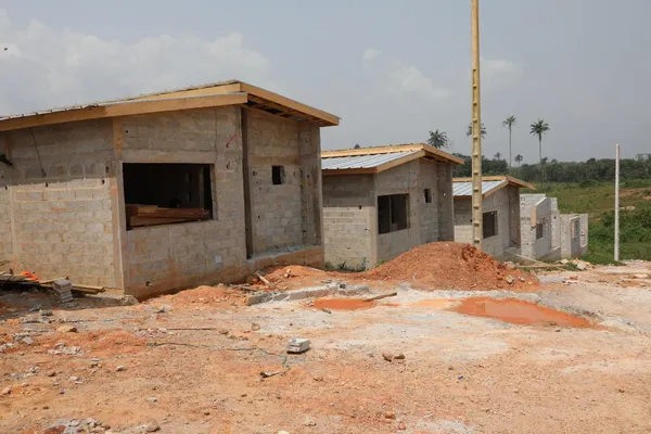 Les logements sociaux de Yopougon et d’Akoupé progressent selon le calendrier
